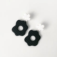Charger l&#39;image dans la galerie, BLOOM earrings in black/white
