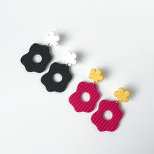 Load image into Gallery viewer, BLOOM earrings in black/white
