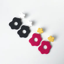 Charger l&#39;image dans la galerie, BLOOM earrings in hot pink/yellow
