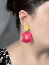 Charger l&#39;image dans la galerie, BLOOM earrings in hot pink/yellow
