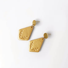 Load image into Gallery viewer, CLARA earrings in gold
