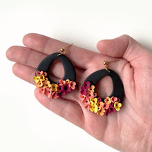 Charger l&#39;image dans la galerie, DAPHNE earrings in multicolour floral
