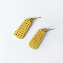 Load image into Gallery viewer, RILEY earrings in mustard
