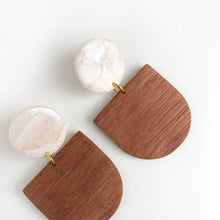 Charger l&#39;image dans la galerie, WINONA earrings in faux wood and pearl
