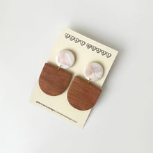 Load image into Gallery viewer, WINONA earrings in faux wood and pearl
