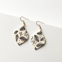 Load image into Gallery viewer, BEAU earrings in beige/black
