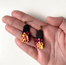 Charger l&#39;image dans la galerie, RILEY earrings in mutlicolour floral
