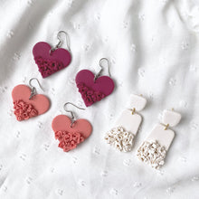 Charger l&#39;image dans la galerie, 3D floral heart earrings in magenta
