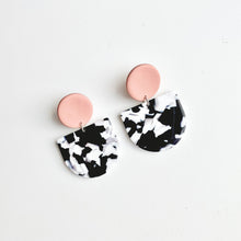 Load image into Gallery viewer, WINONA earrings in black/white marble

