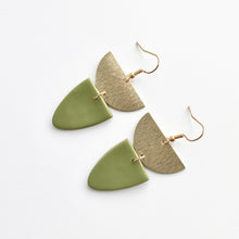Charger l&#39;image dans la galerie, LAURA earrings in moss green
