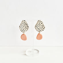 Charger l&#39;image dans la galerie, CYNTHIA earrings in peach
