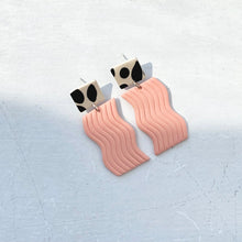 Load image into Gallery viewer, WAVERLY earrings in peach
