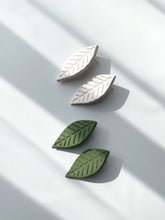 Charger l&#39;image dans la galerie, leaf stud earrings in olive
