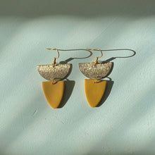 Charger l&#39;image dans la galerie, LAURA earrings in mustard
